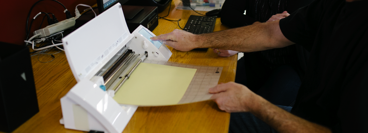 Die cutter machine cutting paper.